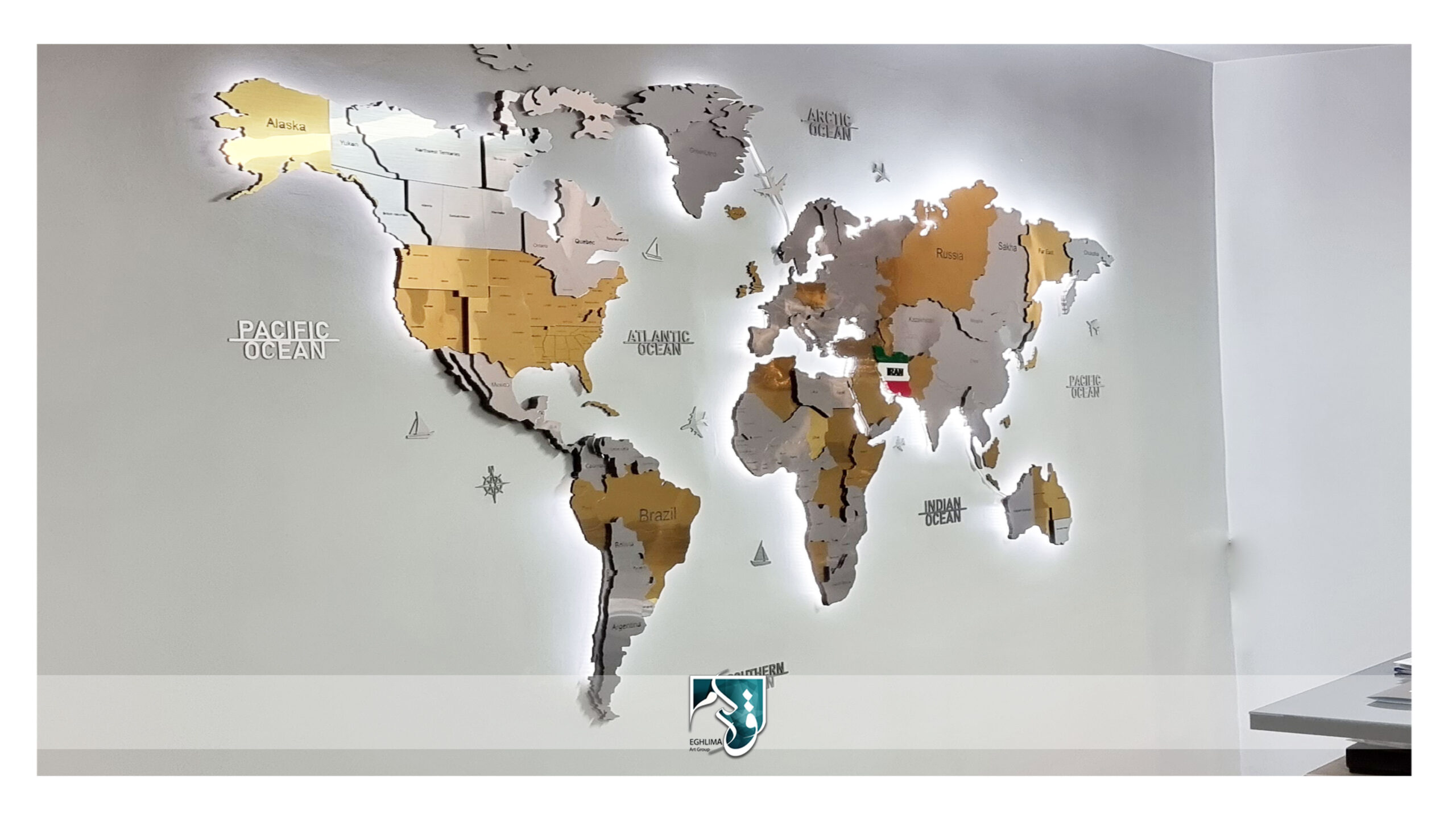 نقشه جهان برجسته پازلی رنگ طلایی و نقره‌ایی