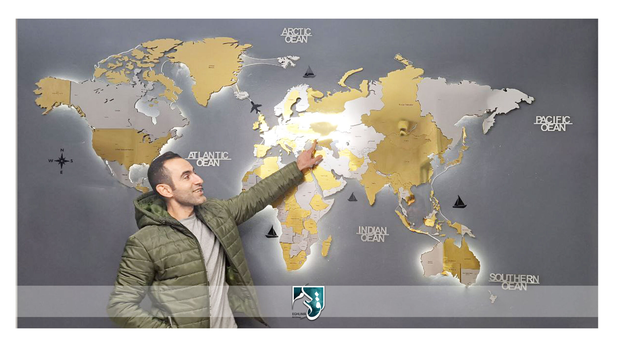 نقشه جهان برجسته پازلی رنگ طلایی و نقره ایی